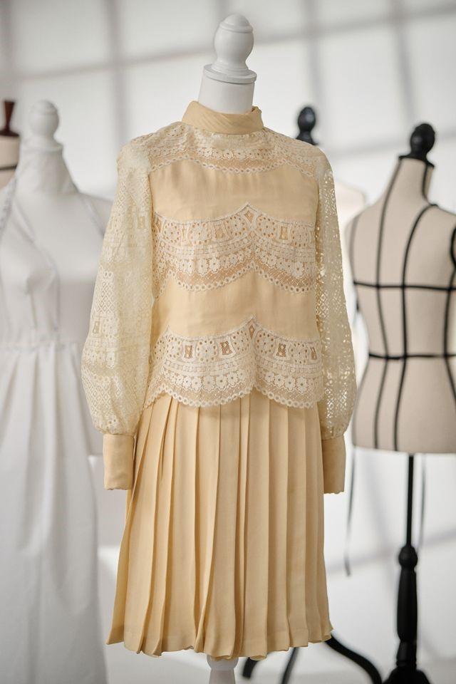 Jacqueline kennedy onassis wedding dress 2025