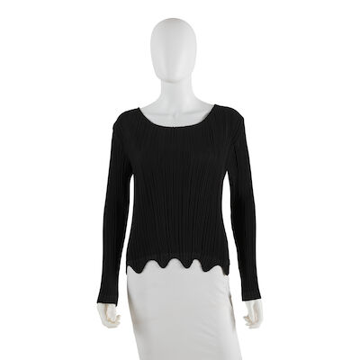 ISSEY MIYAKE FETE: PLEATED SCALLOPED HEM BLOUSE