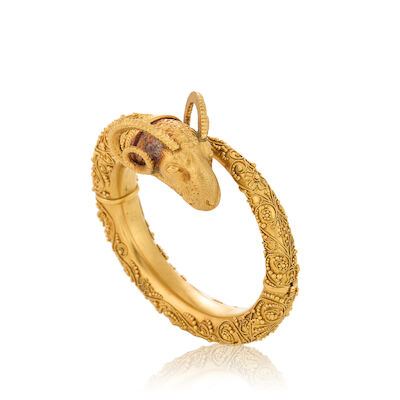 AN ANTIQUE ETRUSCAN REVIVAL GOLD RAM'S HEAD BANGLE BRACELET