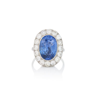 A PLATINUM, SAPPHIRE, AND DIAMOND RING