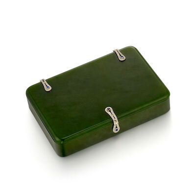 DREICER & CO.: A NEPHRITE, DIAMOND AND SAPPHIRE BOX, CIRCA 1920