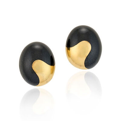 TIFFANY & CO.: A PAIR OF 18K GOLD AND BLACK JADE EARCLIPS