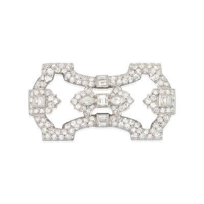 AN ART DECO PLATINUM AND DIAMOND BROOCH