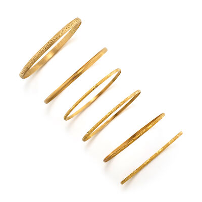 A GROUP OF GOLD BANGLE BRACELETS