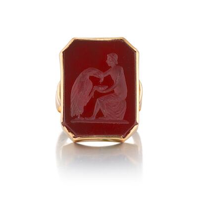 A VINTAGE GOLD AND CHALCEDONY INTAGLIO RING