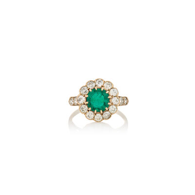 AN ANTIQUE EMERALD AND DIAMOND RING