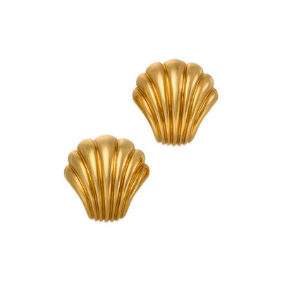 A PAIR OF GOLD EARCLIPS