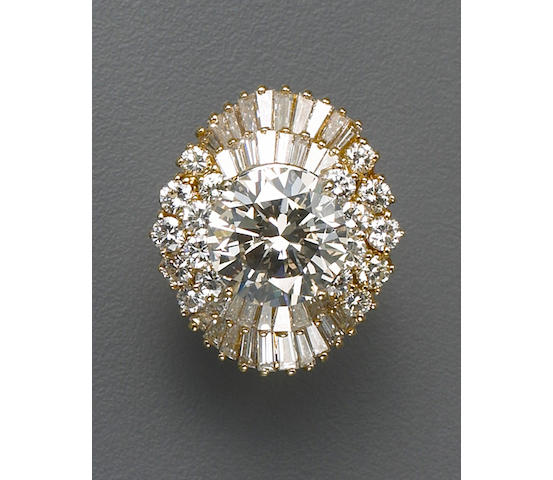 A diamond and gold cluster ring