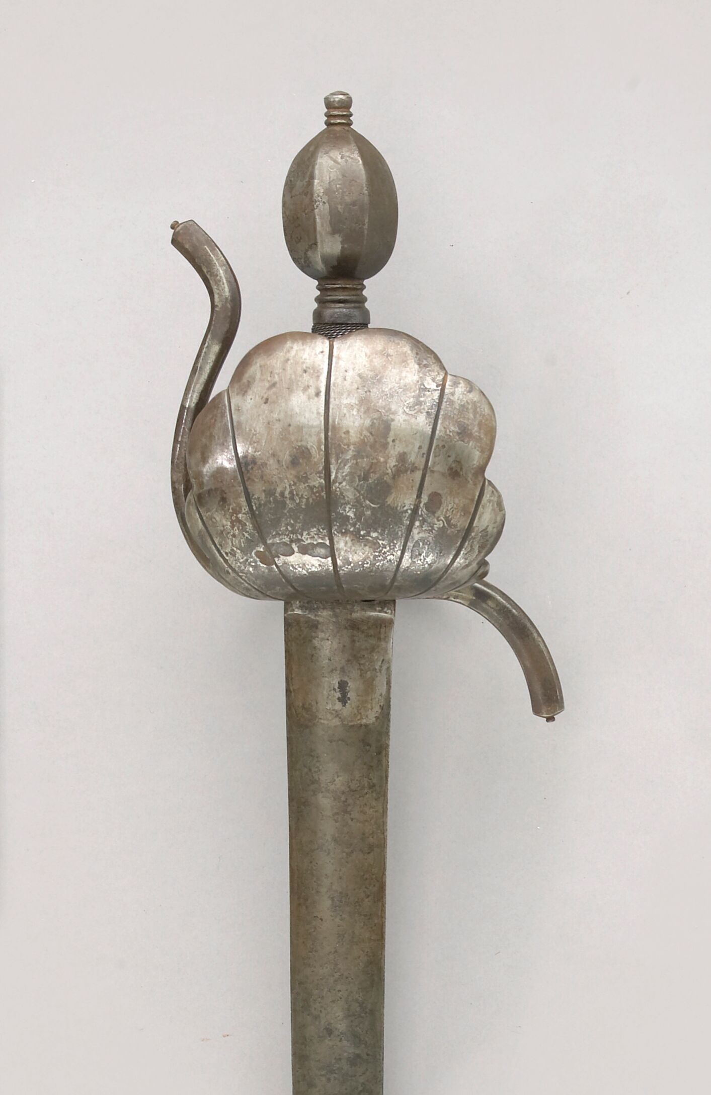 A continental clamshell broadsword