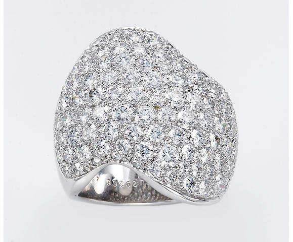 A diamond and eighteen karat white gold ring, Van Cleef & Arpels