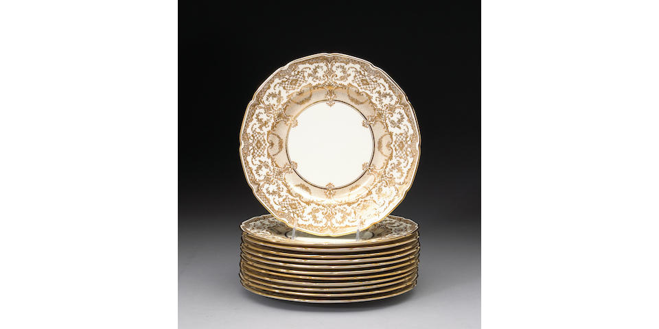 Twelve Royal Doulton porcelainservice plates in pattern BB.190/ W.394