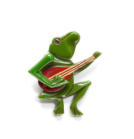 A Bakelite hand painted articulated frog brooch