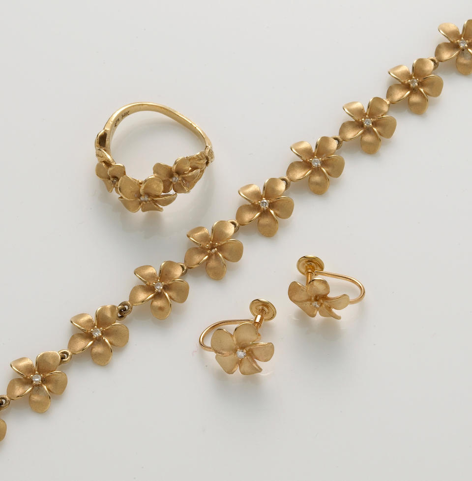 A set including a bracelet, ring and earrings (one diamond dificient), 14k gold, 17.15gr