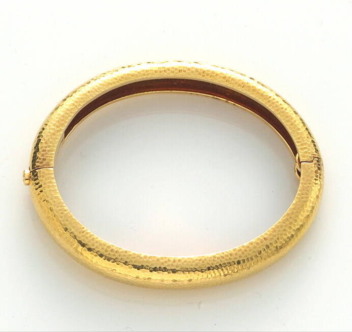An eighteen karat gold hammered bangle bracelet, David Webb