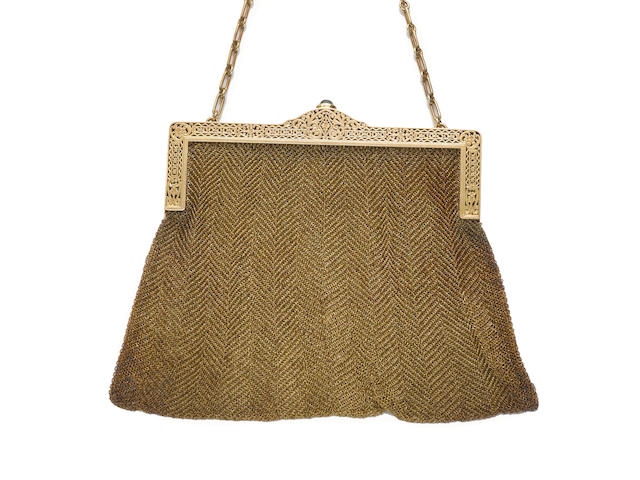 A fourteen karat gold mesh purse
