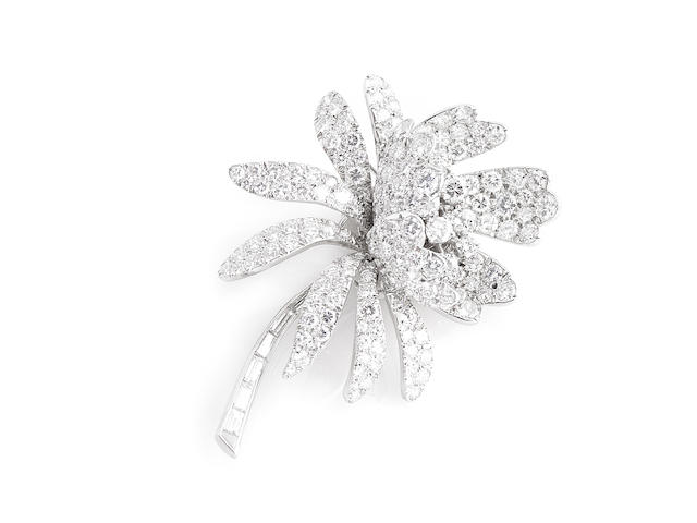 A diamond flower pendant/brooch
