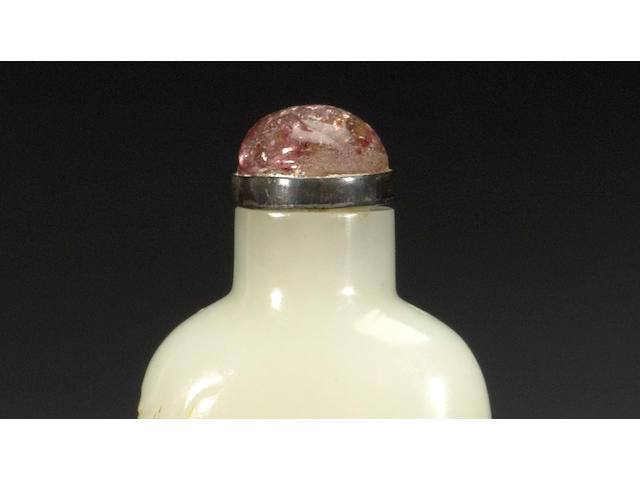 A white nephrite snuff bottle