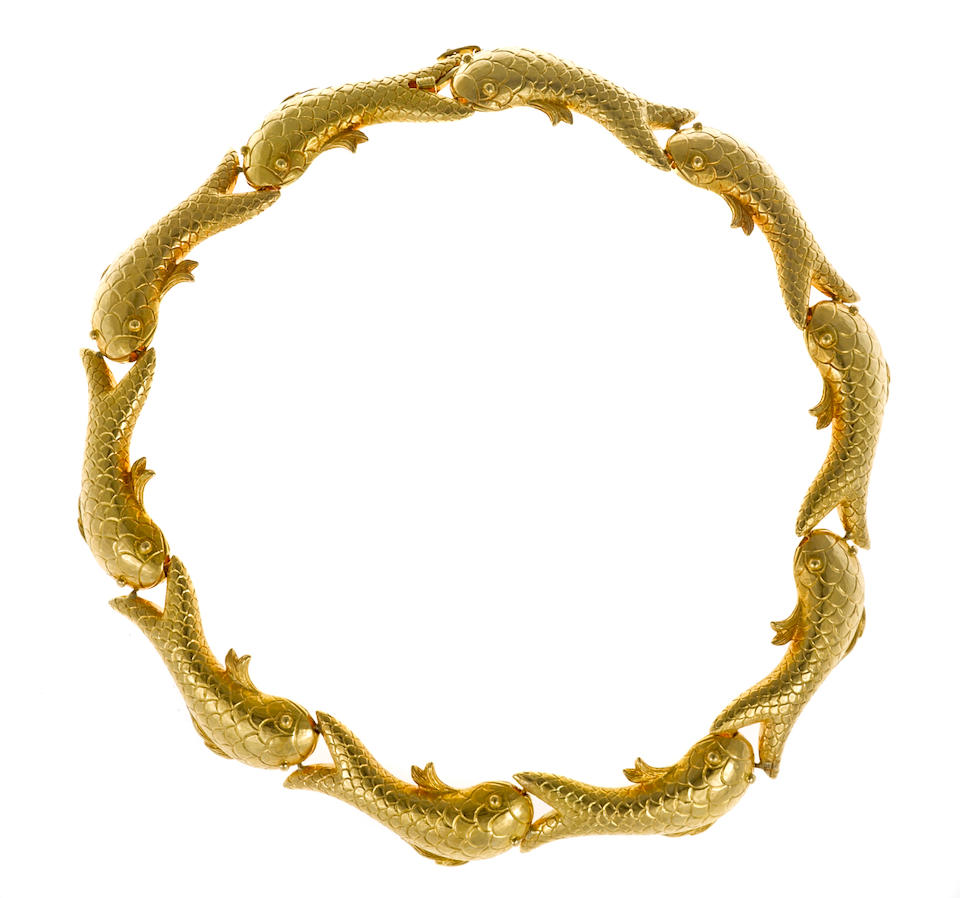 An eighteen karat gold fish necklace