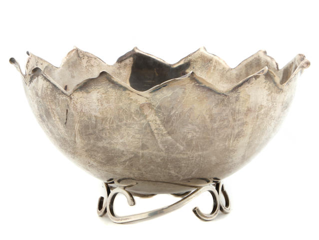 An American sterling silver Modernist footed center bowl Alfredo Sciarrotta, Newport, RI, mid-20th century