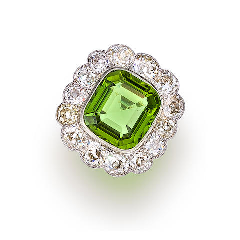 Bonhams : A peridot and diamond ring