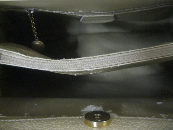 A Gucci tan leather handbag image 2