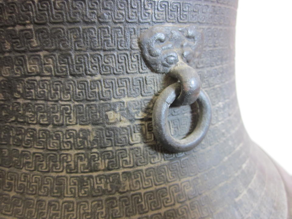 An archaistic cast bronze vase