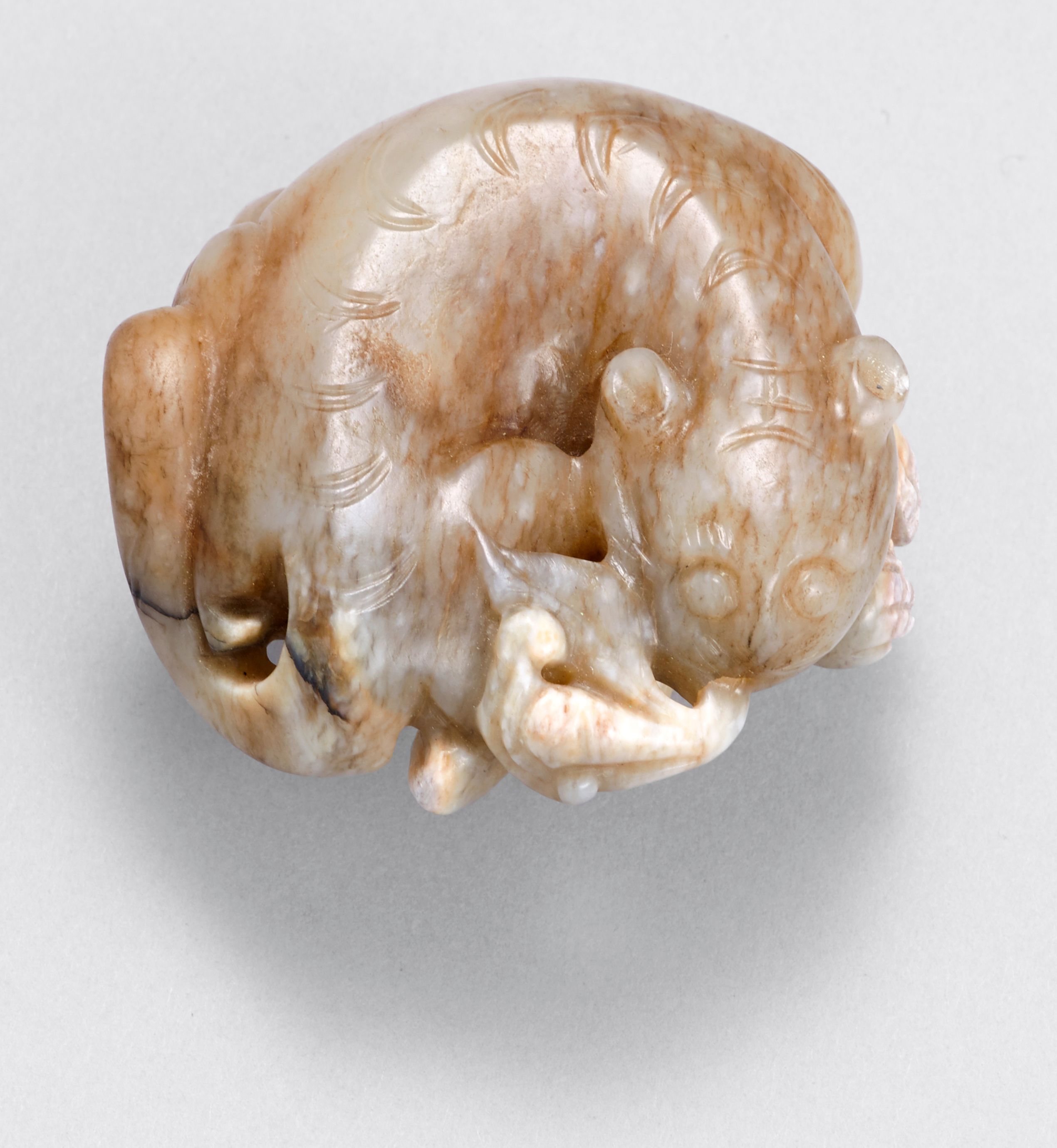 A mottled jade cat toggle