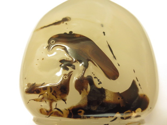 A shadow chalcedony 'hawk' snuff bottle 1780-1850 image 6