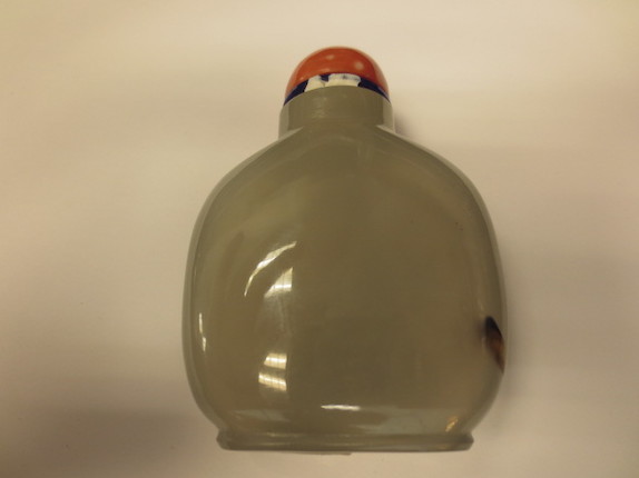 A shadow chalcedony 'hawk' snuff bottle 1780-1850 image 5