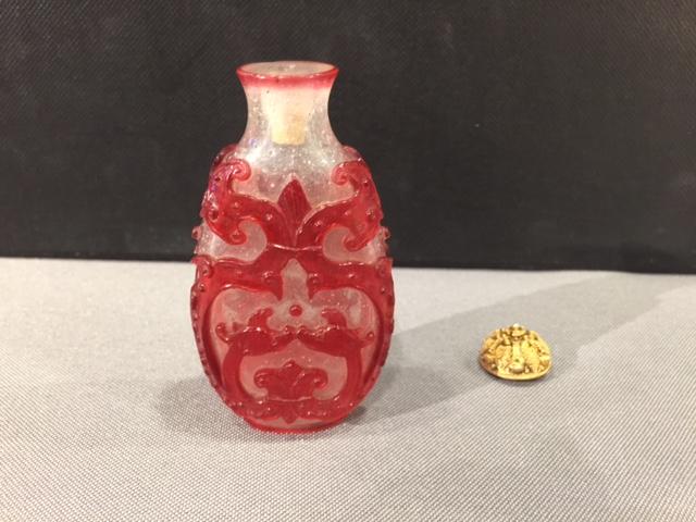 A red overlay glass snuff bottle with confronted chilong 1770-1840