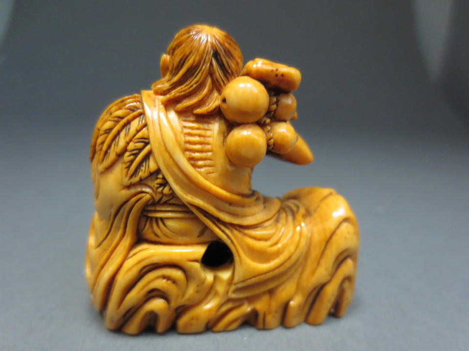 Two ivory figural netsuke 18th/early 19th century