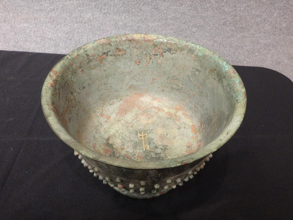 A rare archaic bronze ritual food vessel, Shi yu  Late Shang dynasty
