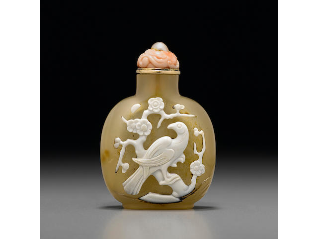 A cameo chalcedony snuff bottle  Official School, 1760-1840