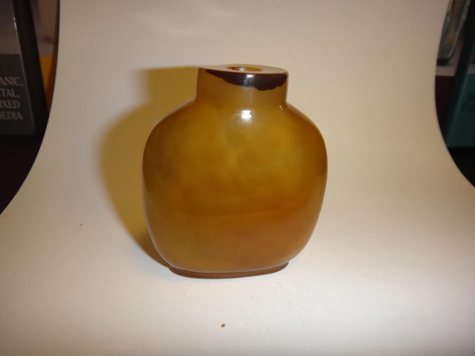 A shadow agate snuff bottle  1750-1850