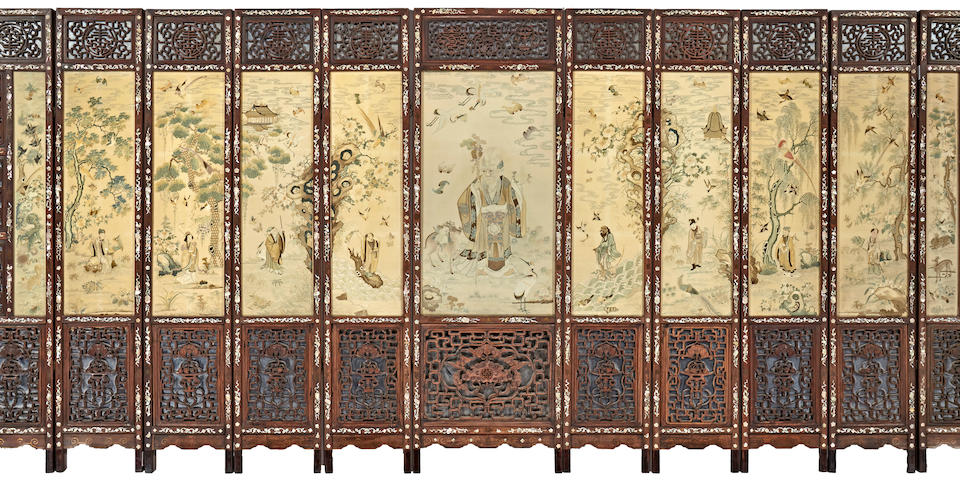 A hardwood screen mounted with Guangdong embroidery silk panels  Late Qing/Republic period
