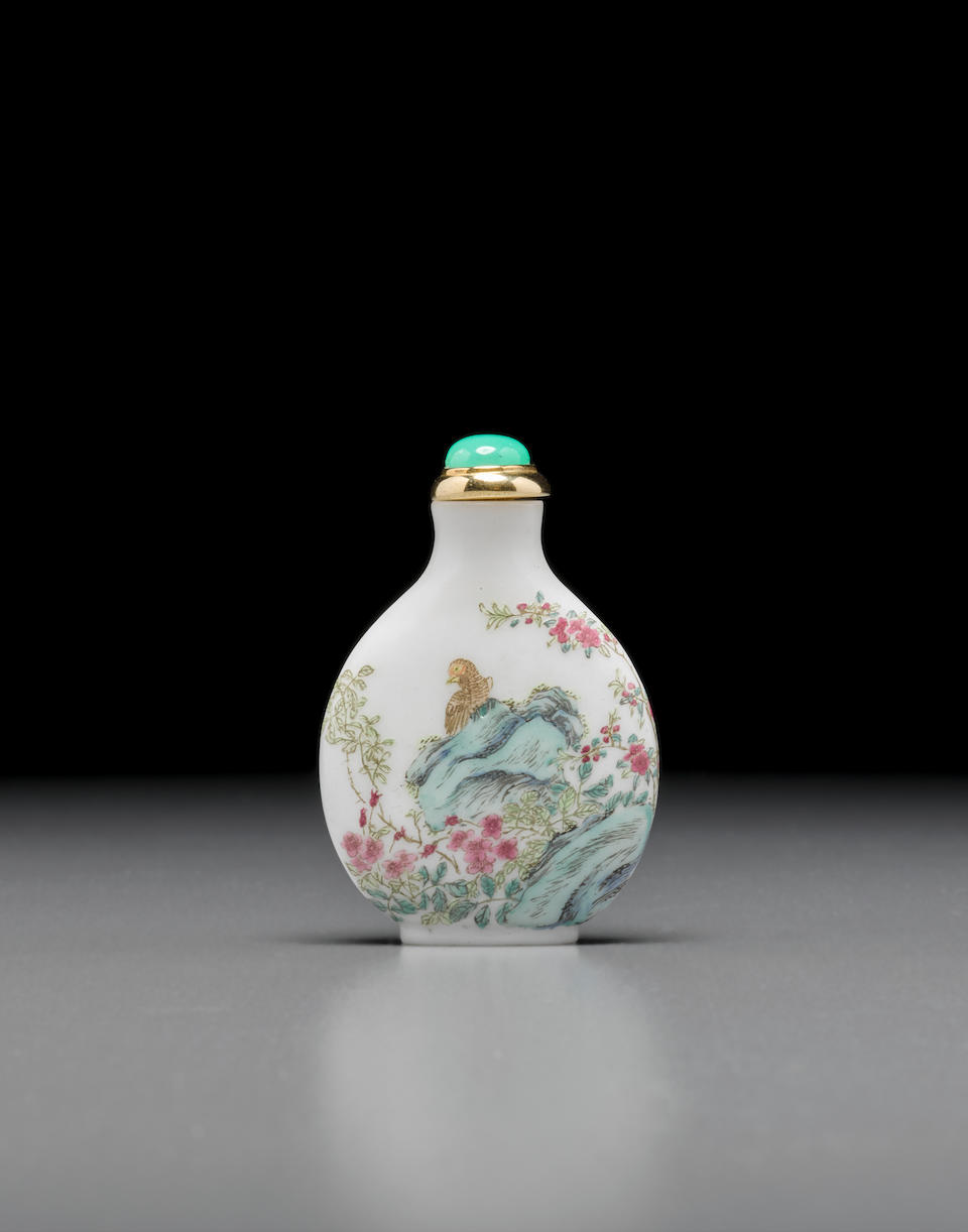 A delicately enameled white glass snuff bottle Guyue Xuan mark, Yangzhou, 1770-1799