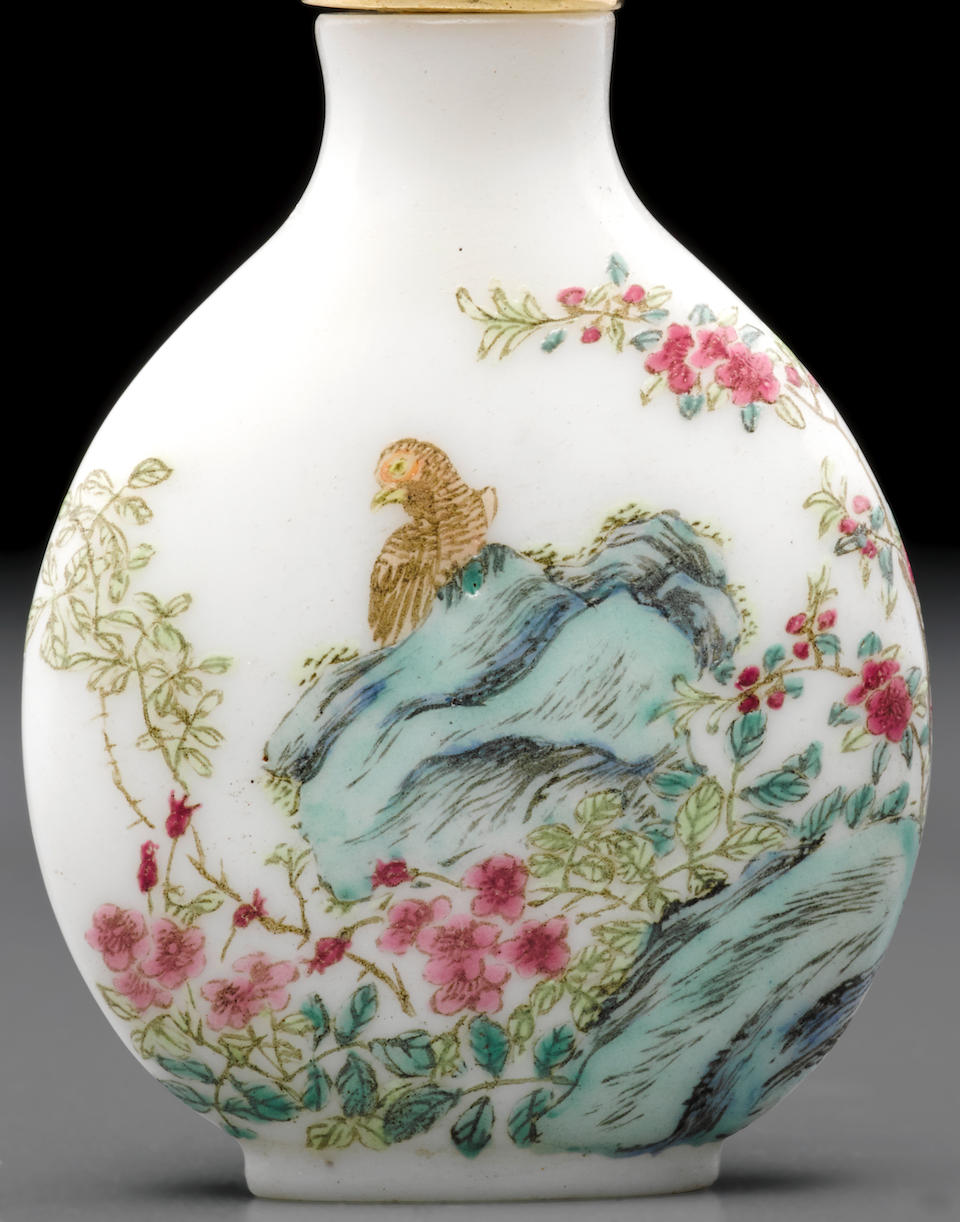 A delicately enameled white glass snuff bottle Guyue Xuan mark, Yangzhou, 1770-1799