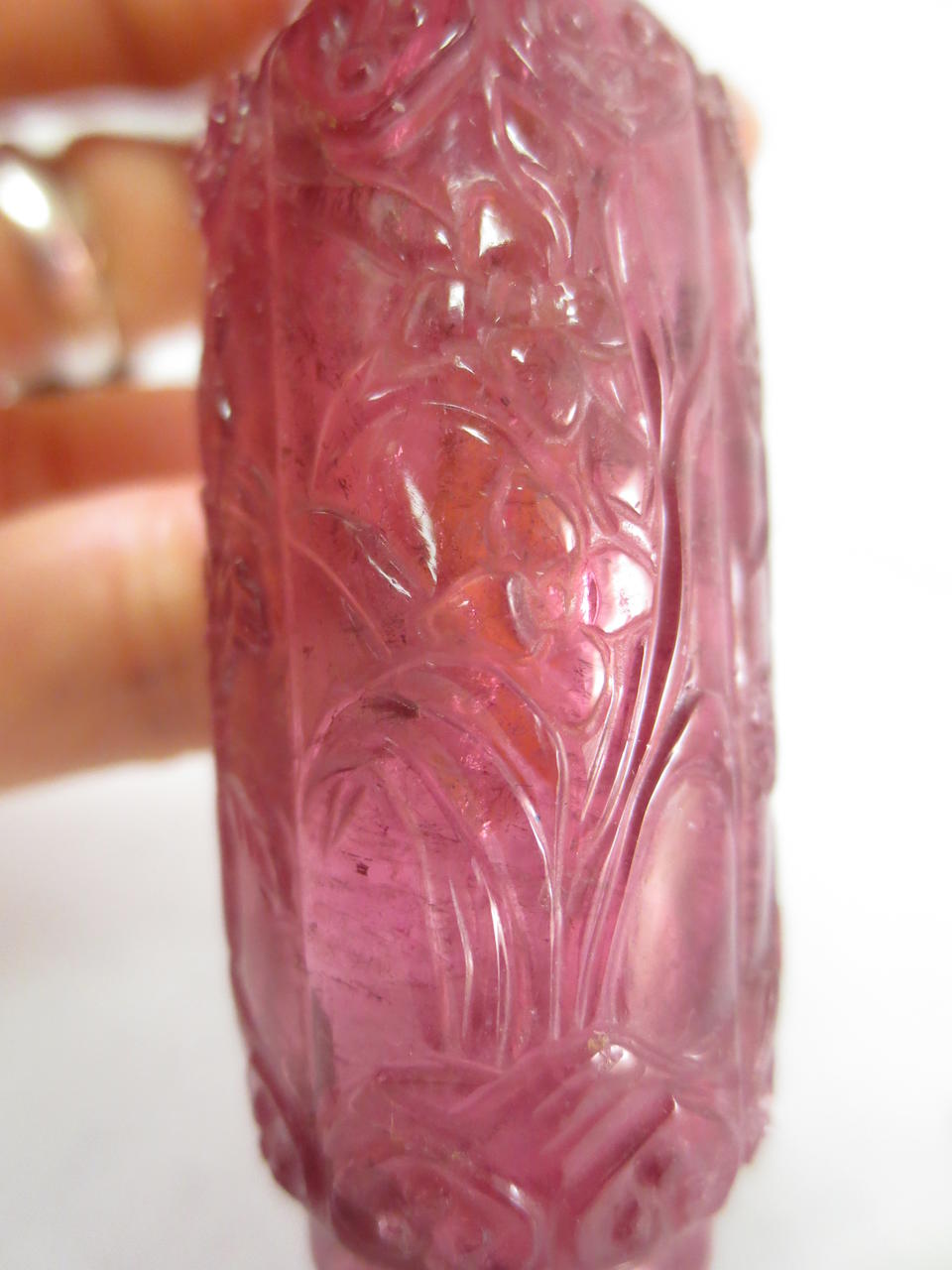 A carved tourmaline snuff bottle 1800-1880