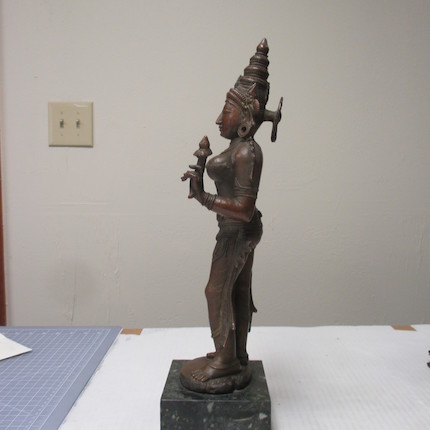 A COPPER ALLOY FIGURE OF BHUDEVI South India, 16th/17th century image 12