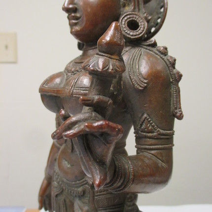 A COPPER ALLOY FIGURE OF BHUDEVI South India, 16th/17th century image 10