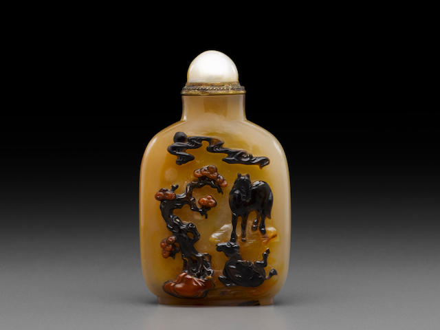 A finely carved cameo agate snuff bottle  Probably Imperial, Official School, 18th/19th century