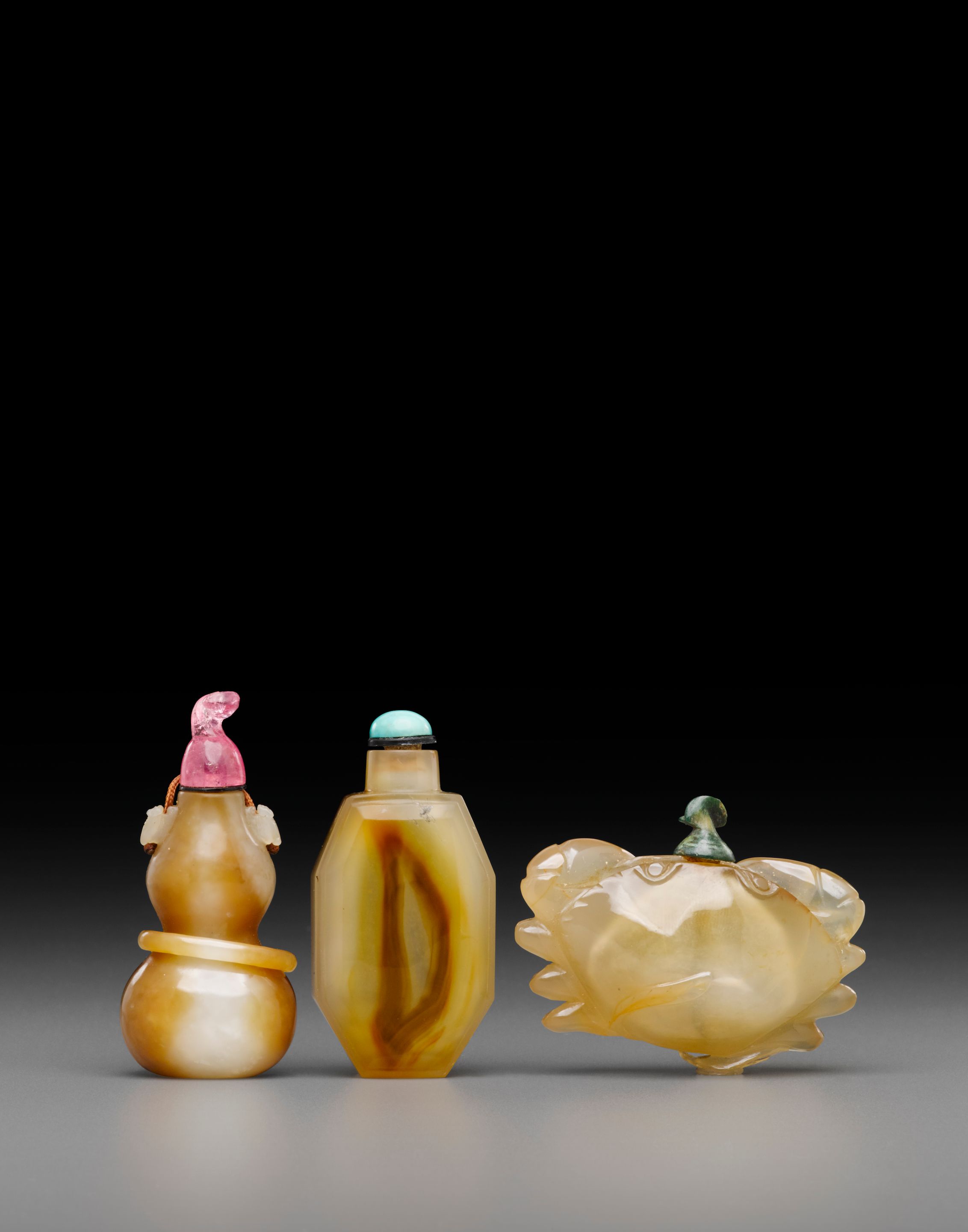Three agate snuff bottles (3)