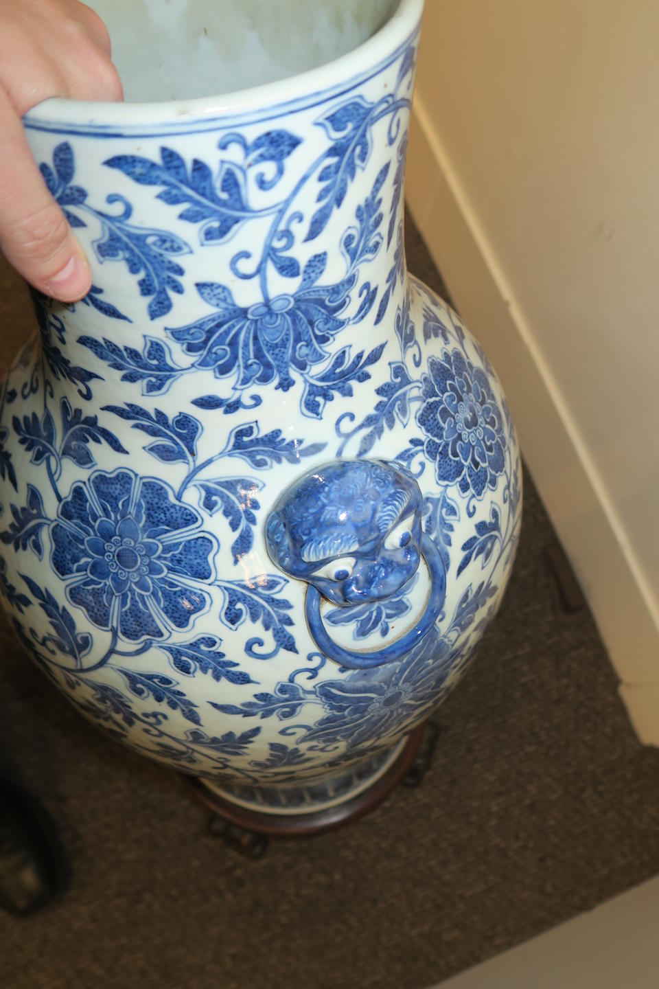 A large blue and white floor vase with cover Late Qing/Republic period