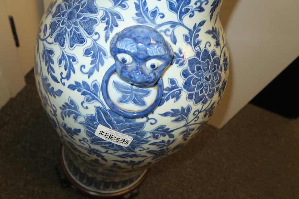 A large blue and white floor vase with cover Late Qing/Republic period