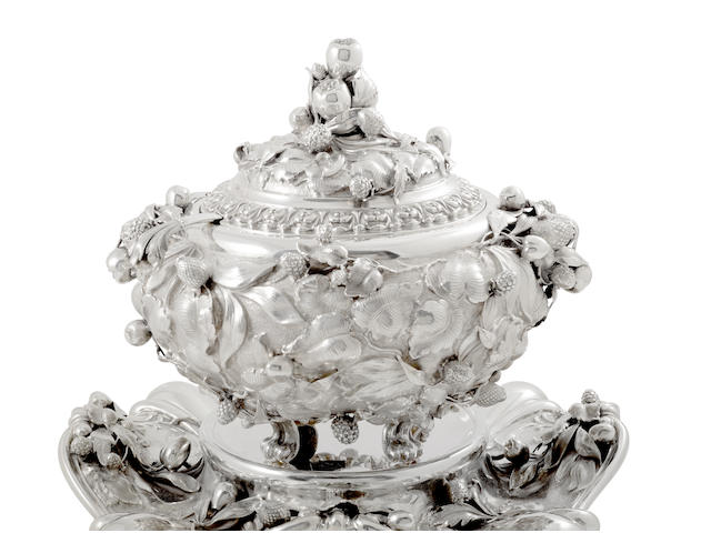 An Italian 800 standard silver Soup Tureen on stand with matching ladle, by Mario Buccellati, Milan, marked 15-MI, 1934-1944
