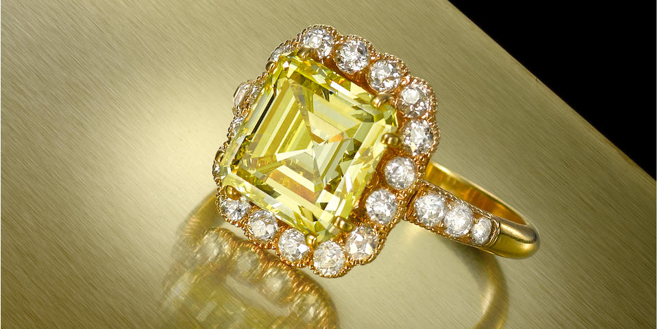 A very fine fancy colored diamond and diamond ring, Van Cleef & Arpels