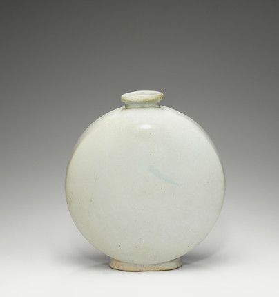 A large and fine porcelain Moon Flask Joseon dynasty (1392-1897), 16th/17th century image 1