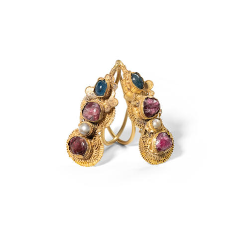 A pair of gemstone-inlaid gold earrings, erhuan  Late Ming/early Qing dynasty (2)