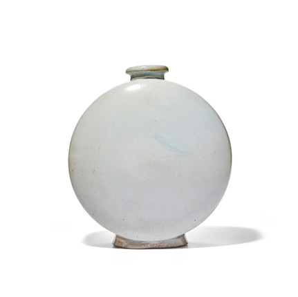 A large and fine porcelain Moon Flask Joseon dynasty (1392-1897), 16th/17th century image 5