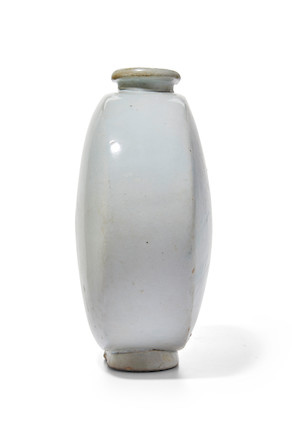 A large and fine porcelain Moon Flask Joseon dynasty (1392-1897), 16th/17th century image 4